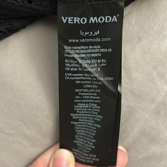 Beautiful one sleeve black lace dress - Picture 3 of 3